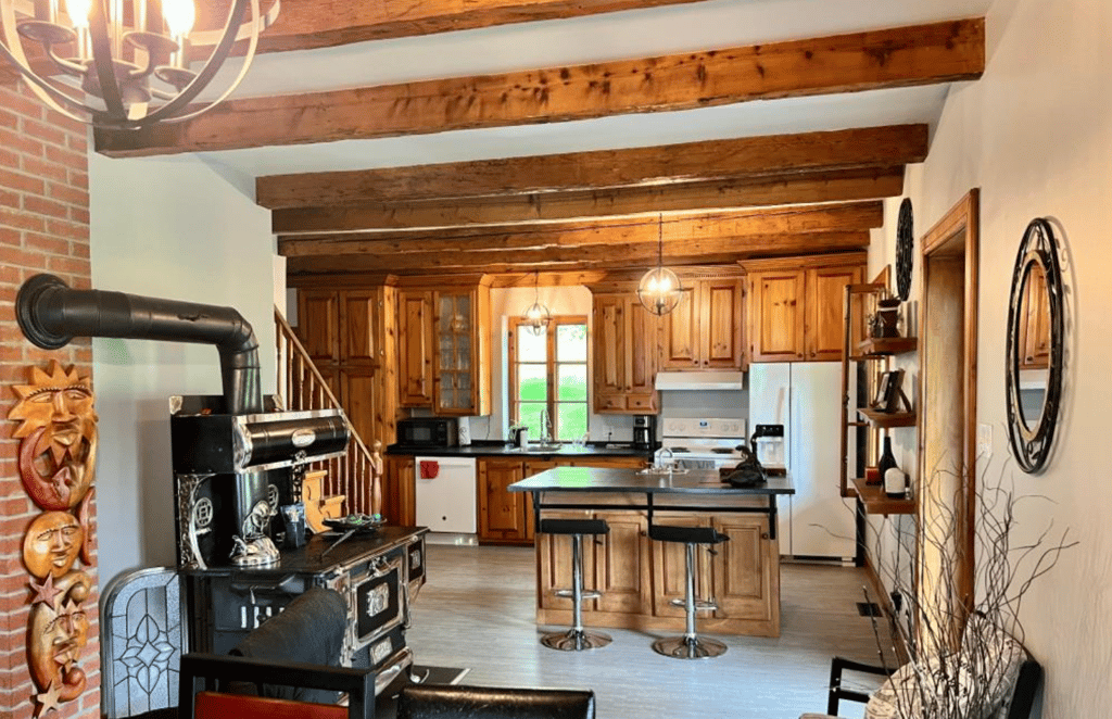 Jolie maison de campagne sur un immense terrain de rêve de 100 acres