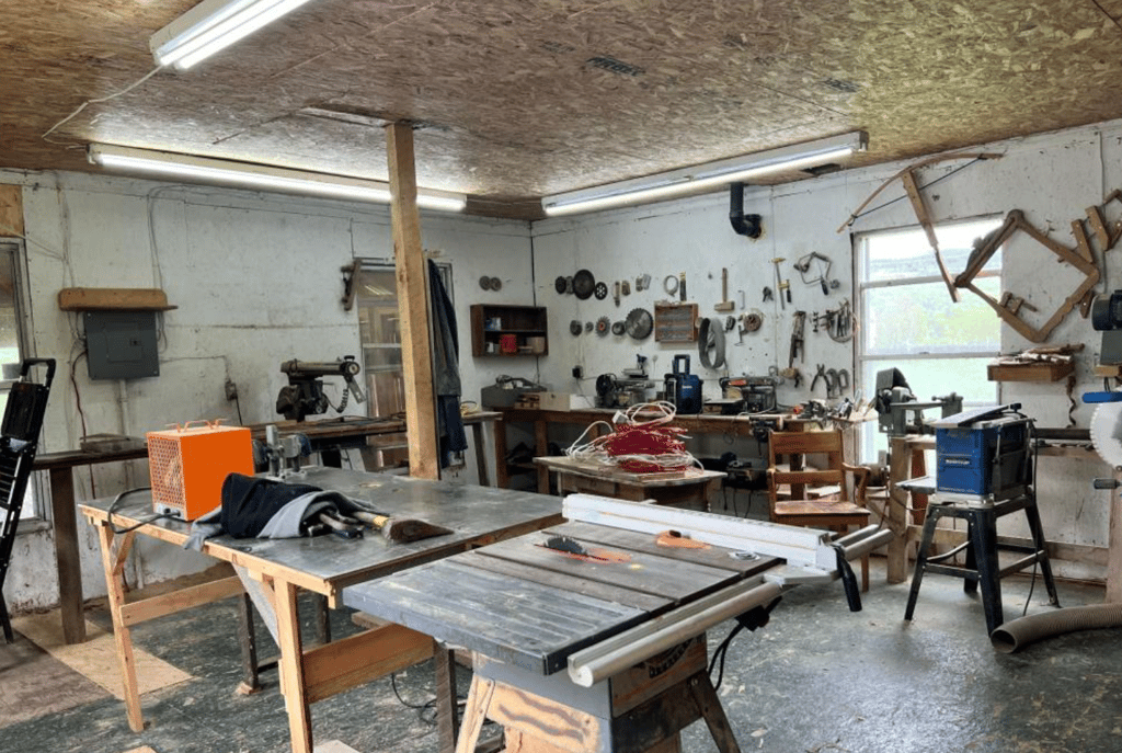 Jolie maison de campagne sur un immense terrain de rêve de 100 acres