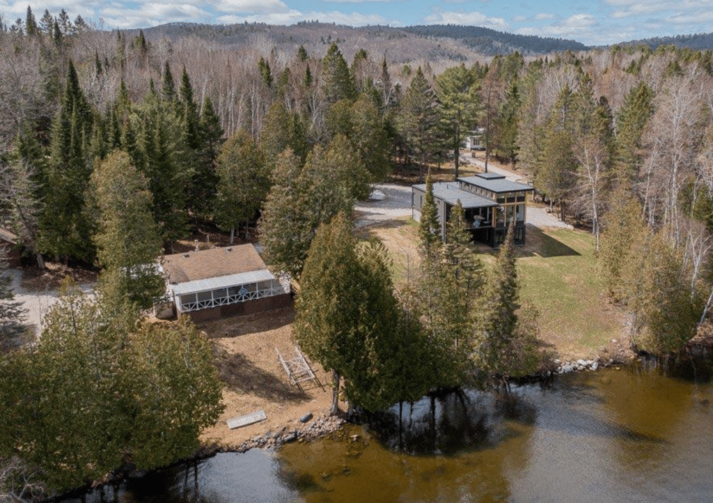 Luxueux chalet moderne au bord de l'eau avec un superbe style moderne et épuré 