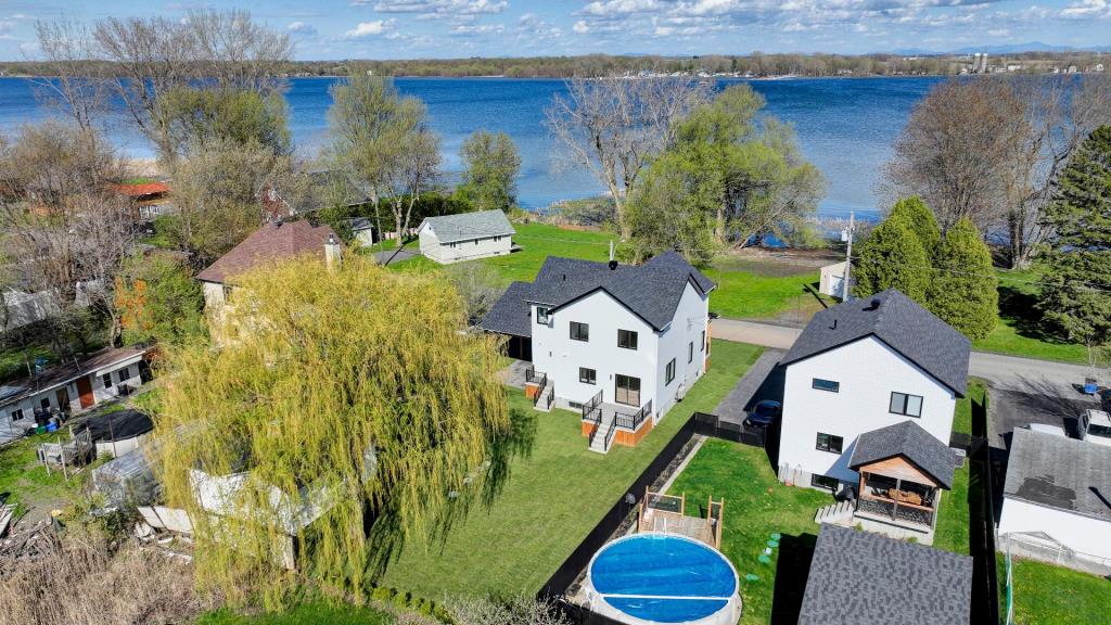 On vient de réduire de plus de 100 000 $ le prix de cette résidence avec vue sur l'eau