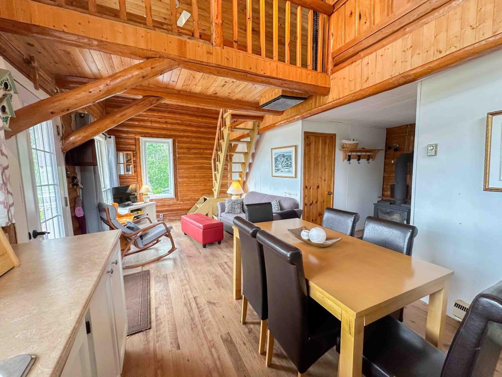 Vendu meublé à 159 900 $ ! Chalet en rondins surplombant un lac navigable