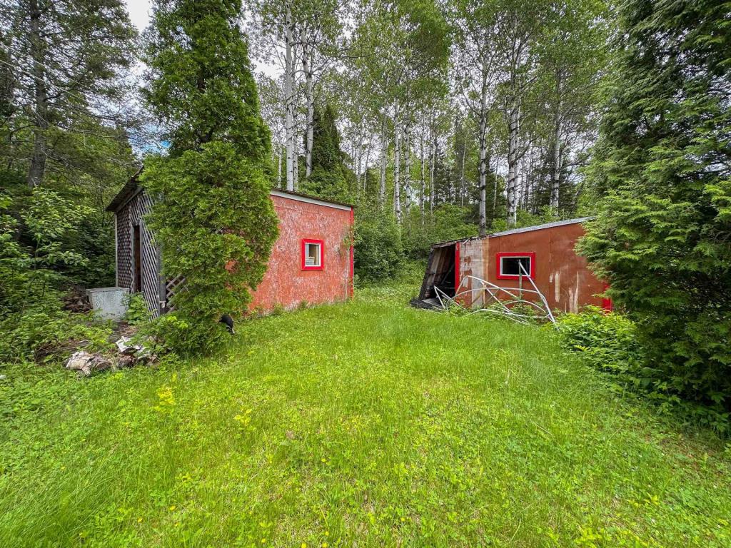 Vendu meublé à 159 900 $ ! Chalet en rondins surplombant un lac navigable