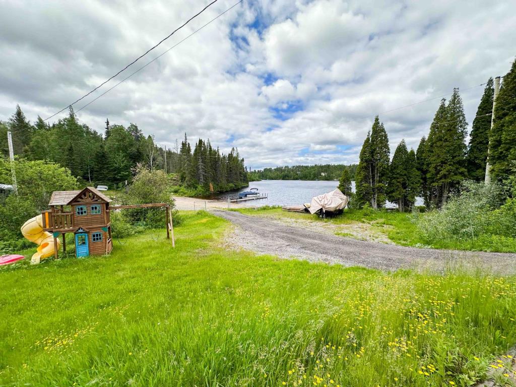 Vendu meublé à 159 900 $ ! Chalet en rondins surplombant un lac navigable