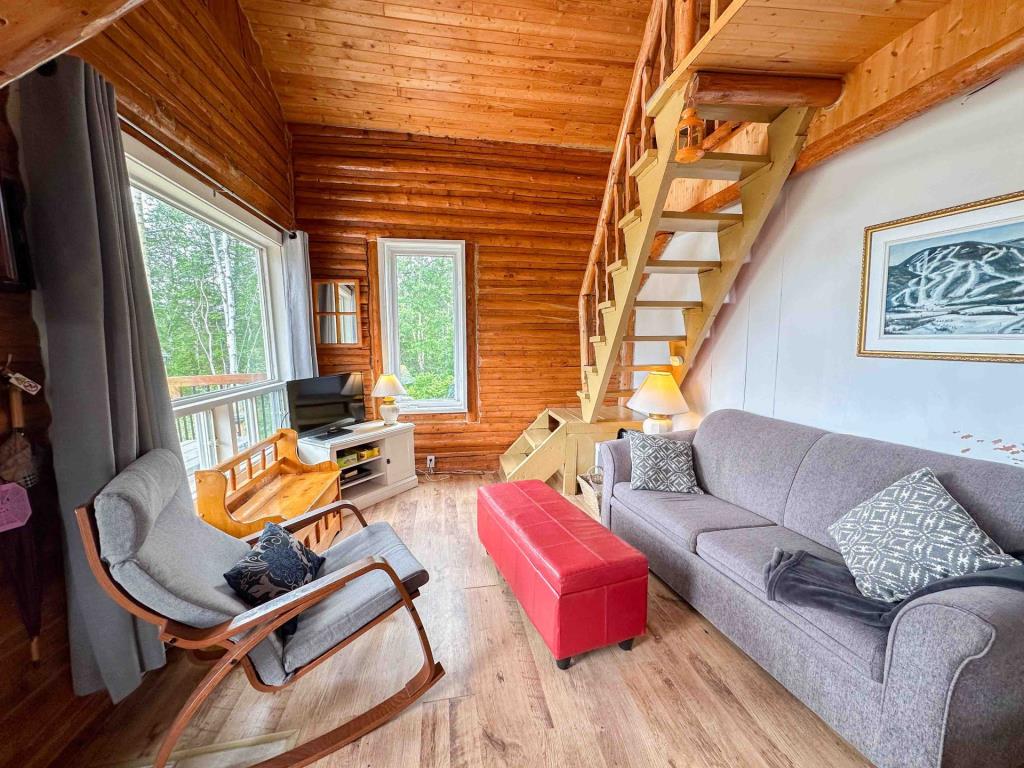 Vendu meublé à 159 900 $ ! Chalet en rondins surplombant un lac navigable