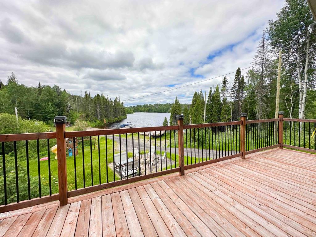 Vendu meublé à 159 900 $ ! Chalet en rondins surplombant un lac navigable