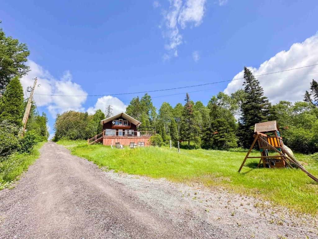 Vendu meublé à 159 900 $ ! Chalet en rondins surplombant un lac navigable