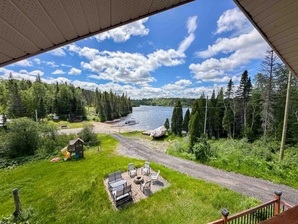 Vendu meublé à 159 900 $ ! Chalet en rondins surplombant un lac navigable