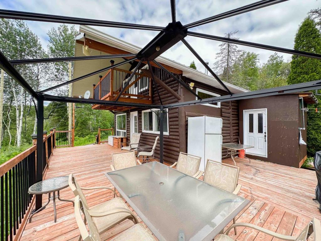 Vendu meublé à 159 900 $ ! Chalet en rondins surplombant un lac navigable