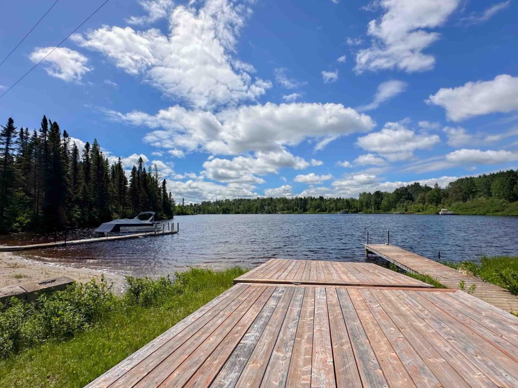 Vendu meublé à 159 900 $ ! Chalet en rondins surplombant un lac navigable