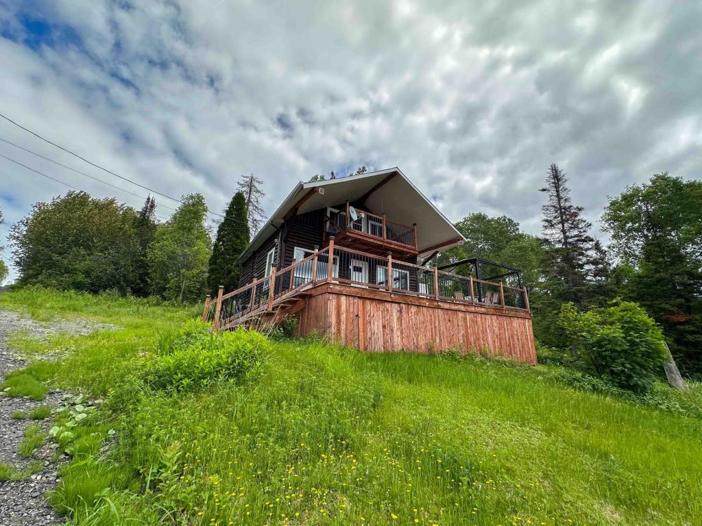 Vendu meublé à 159 900 $ ! Chalet en rondins surplombant un lac navigable