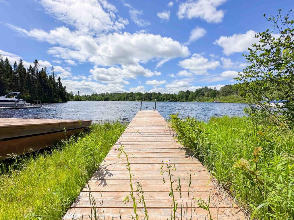 Vendu meublé à 159 900 $ ! Chalet en rondins surplombant un lac navigable