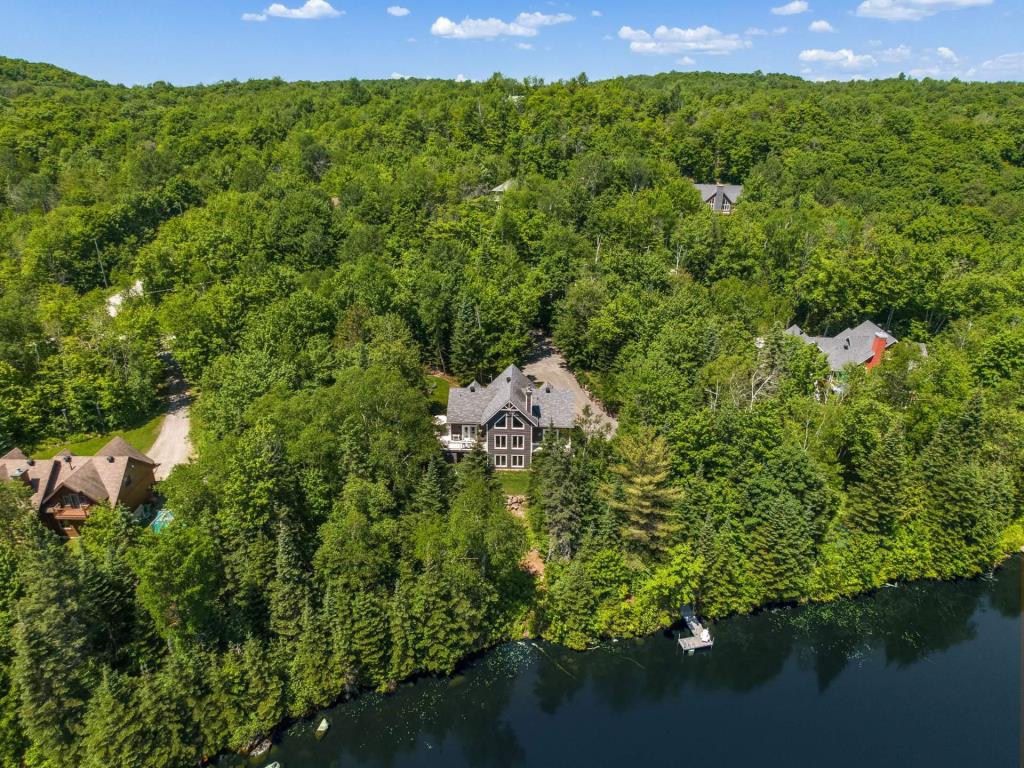 Prix réduit de plus de 100 000 $ pour cette lumineuse demeure surplombant un lac