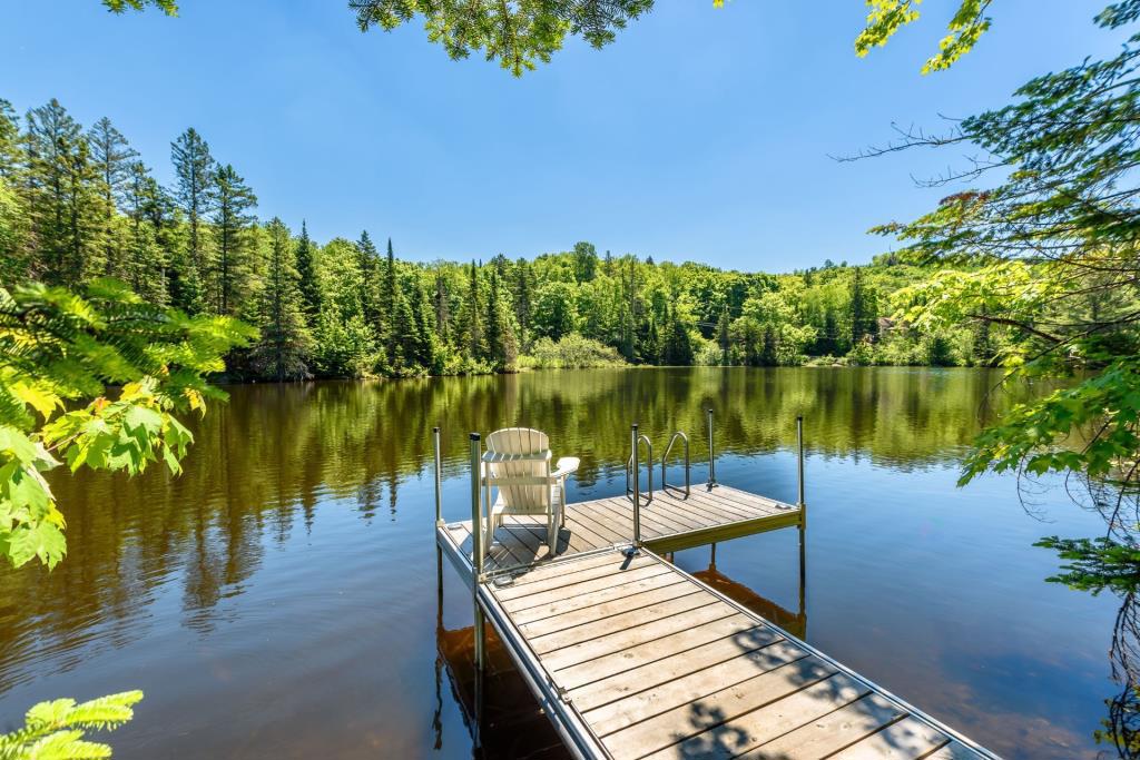 Prix réduit de plus de 100 000 $ pour cette lumineuse demeure surplombant un lac