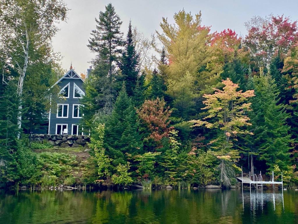 Prix réduit de plus de 100 000 $ pour cette lumineuse demeure surplombant un lac