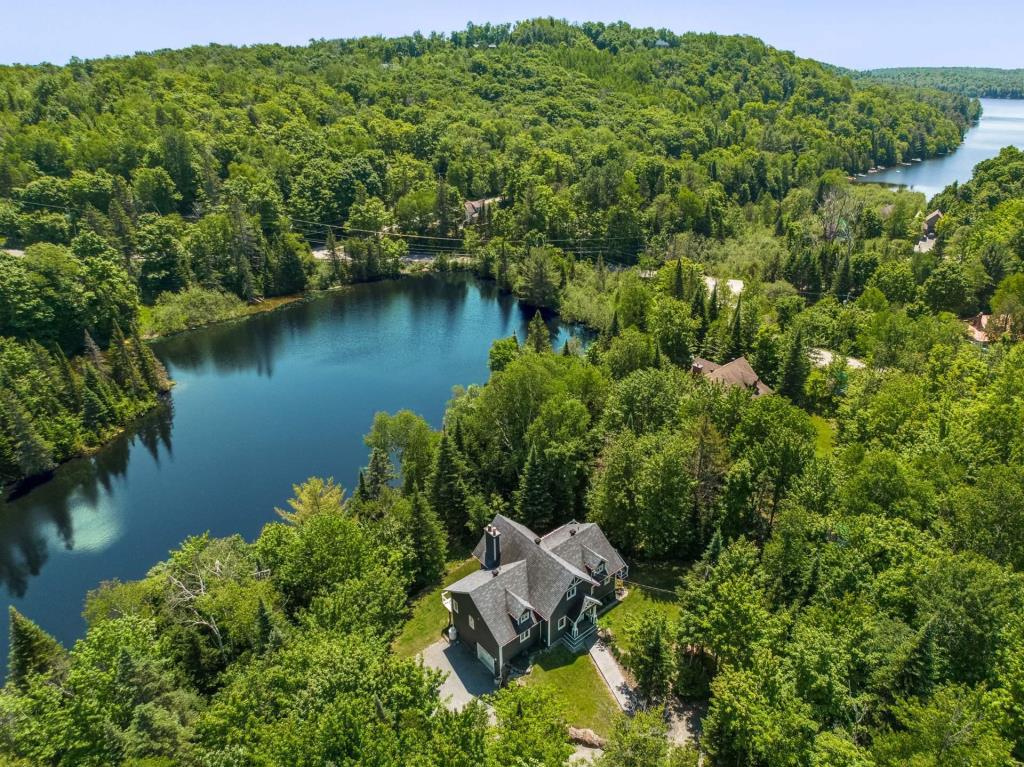 Prix réduit de plus de 100 000 $ pour cette lumineuse demeure surplombant un lac
