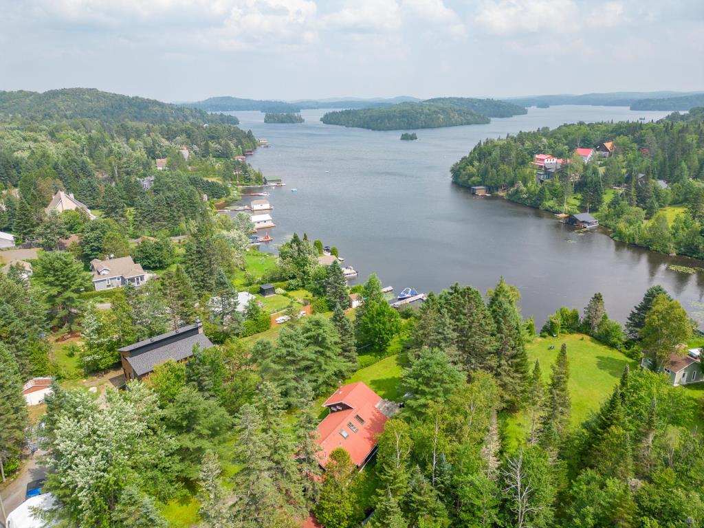 De paisibles séjours vous attendent dans ce chalet sur la rive d'un lac