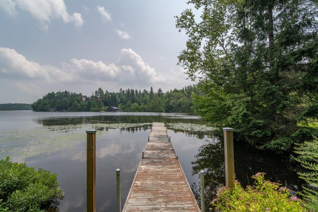 De paisibles séjours vous attendent dans ce chalet sur la rive d'un lac