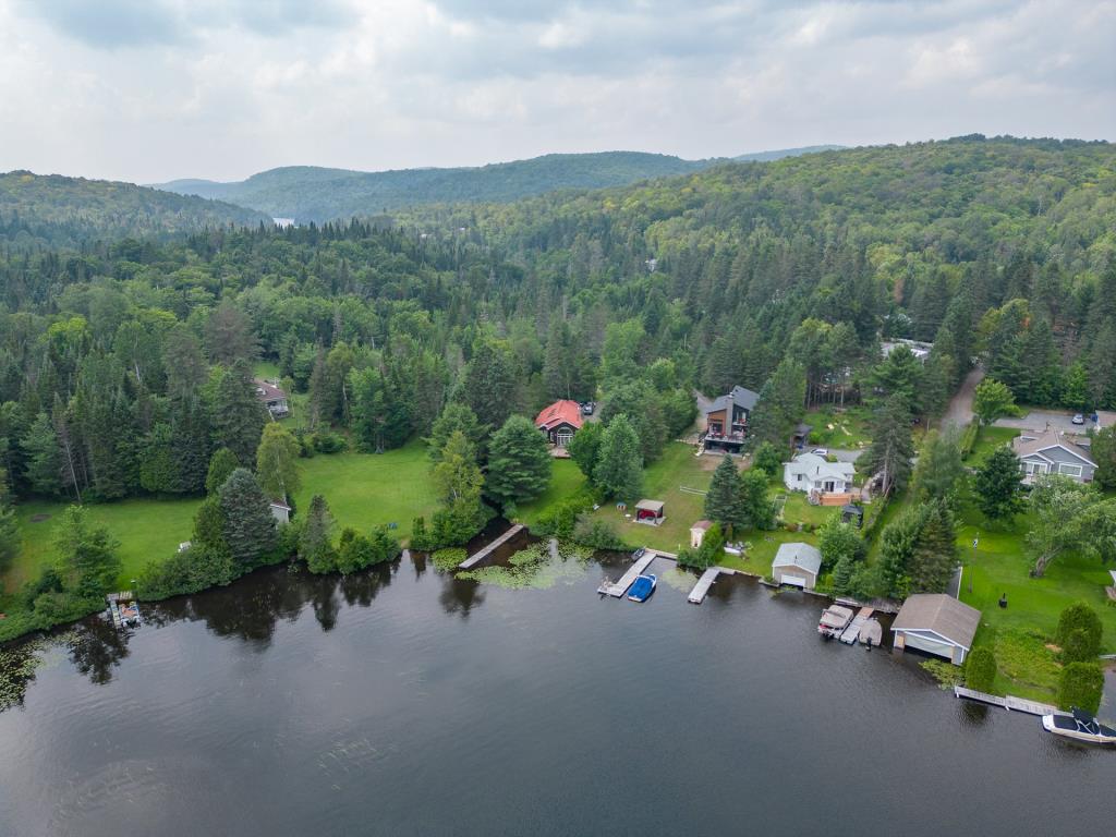 De paisibles séjours vous attendent dans ce chalet sur la rive d'un lac