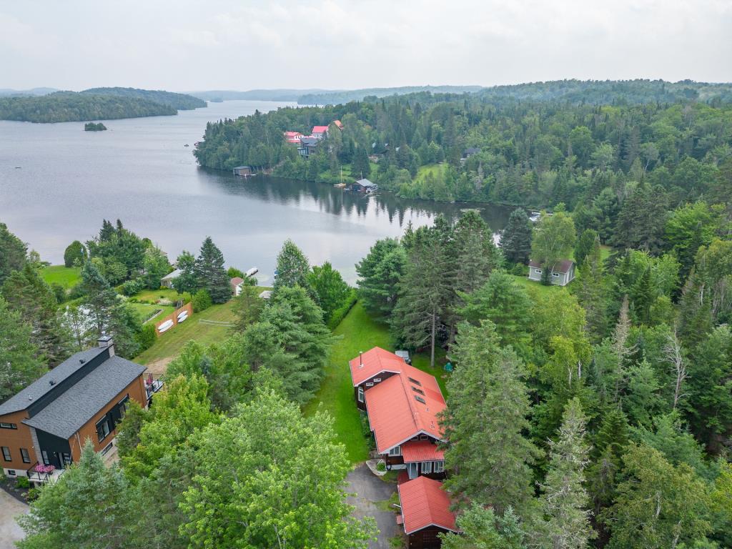 De paisibles séjours vous attendent dans ce chalet sur la rive d'un lac