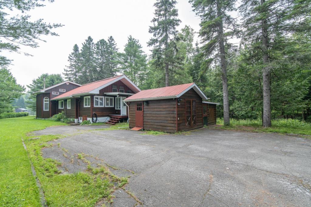 De paisibles séjours vous attendent dans ce chalet sur la rive d'un lac