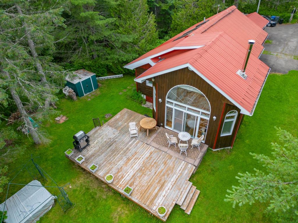 De paisibles séjours vous attendent dans ce chalet sur la rive d'un lac