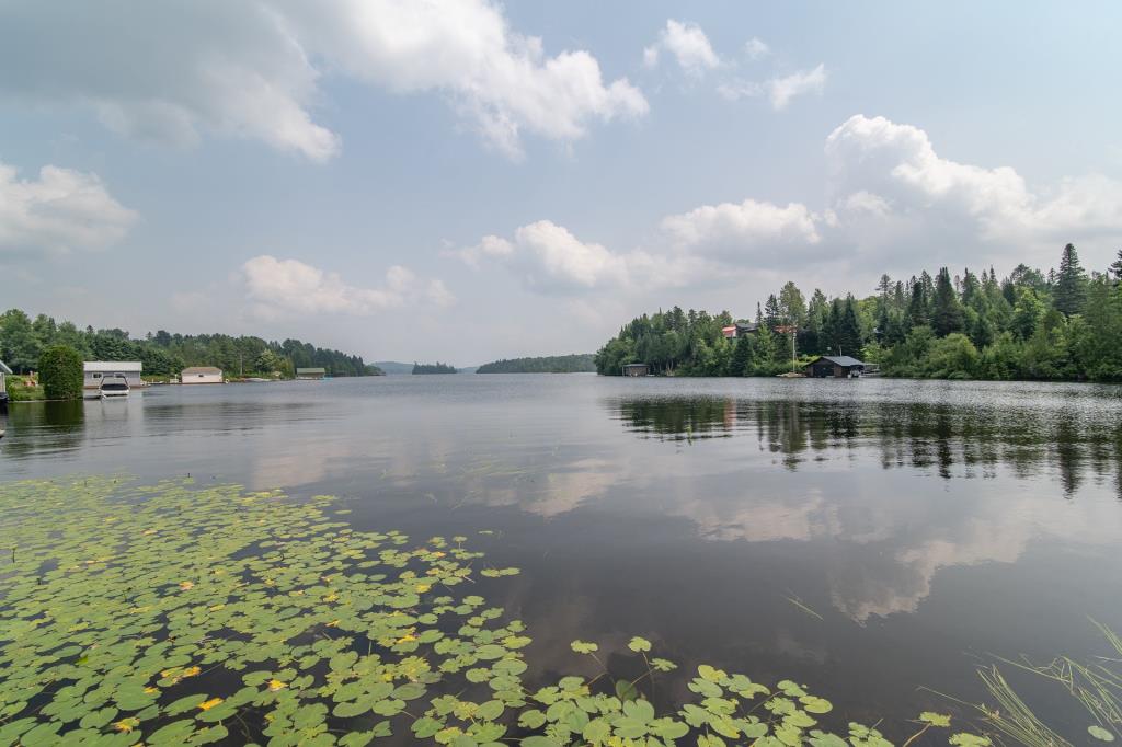 De paisibles séjours vous attendent dans ce chalet sur la rive d'un lac