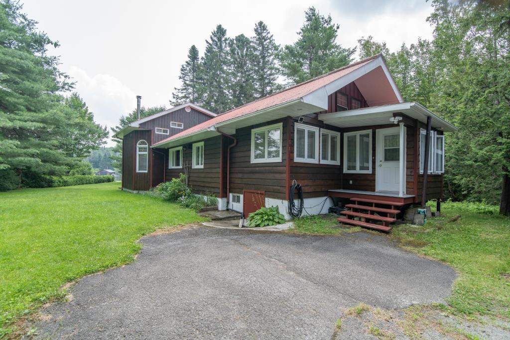 De paisibles séjours vous attendent dans ce chalet sur la rive d'un lac