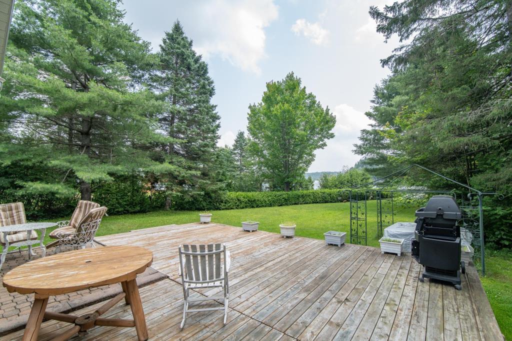 De paisibles séjours vous attendent dans ce chalet sur la rive d'un lac