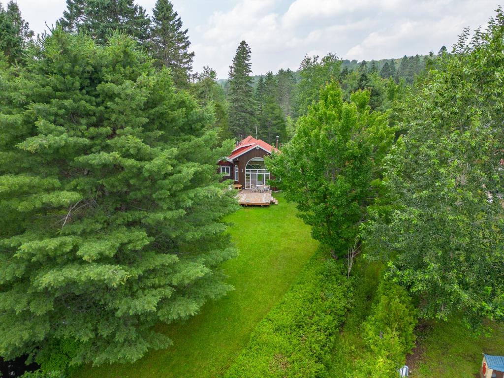 De paisibles séjours vous attendent dans ce chalet sur la rive d'un lac