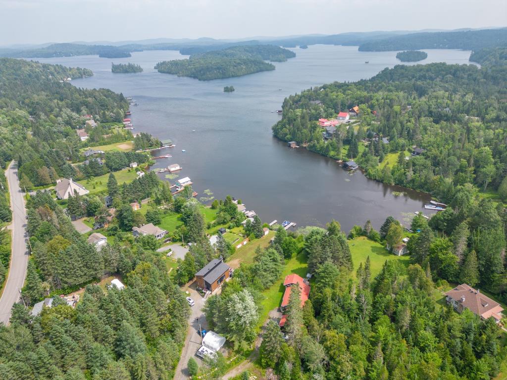 De paisibles séjours vous attendent dans ce chalet sur la rive d'un lac