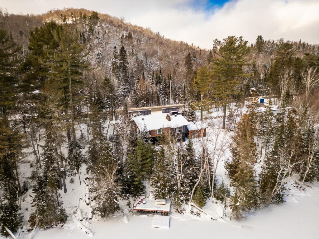 Bijou splendidement rénové au bord d'un lac