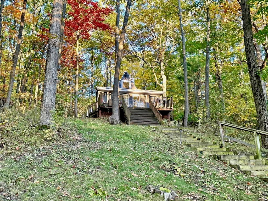 Entièrement meublé! Charmant petit chalet surplombant un paisible plan d'eau