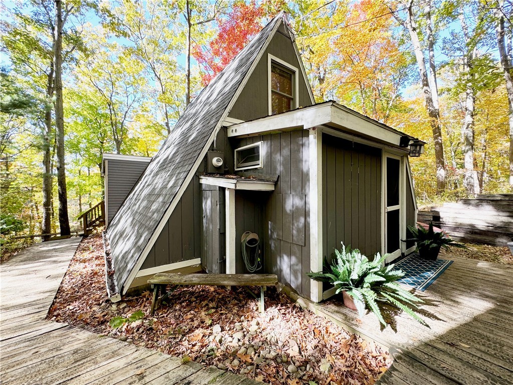 Entièrement meublé! Charmant petit chalet surplombant un paisible plan d'eau