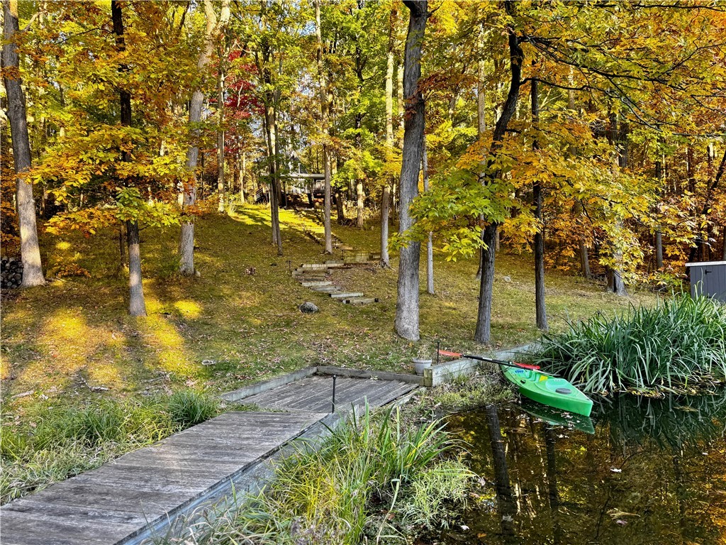 Entièrement meublé! Charmant petit chalet surplombant un paisible plan d'eau