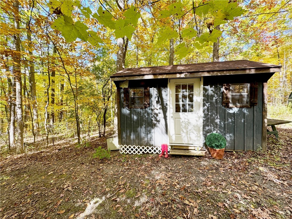 Entièrement meublé! Charmant petit chalet surplombant un paisible plan d'eau