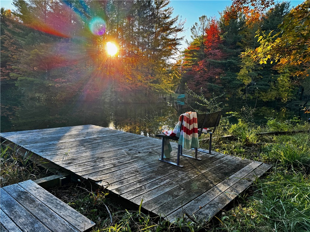 Entièrement meublé! Charmant petit chalet surplombant un paisible plan d'eau