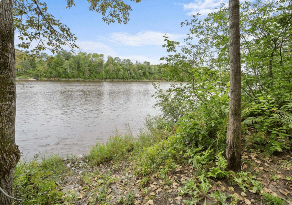 Belle d'autrefois de 5 chambres, rénovée sur le bord d'un lac 