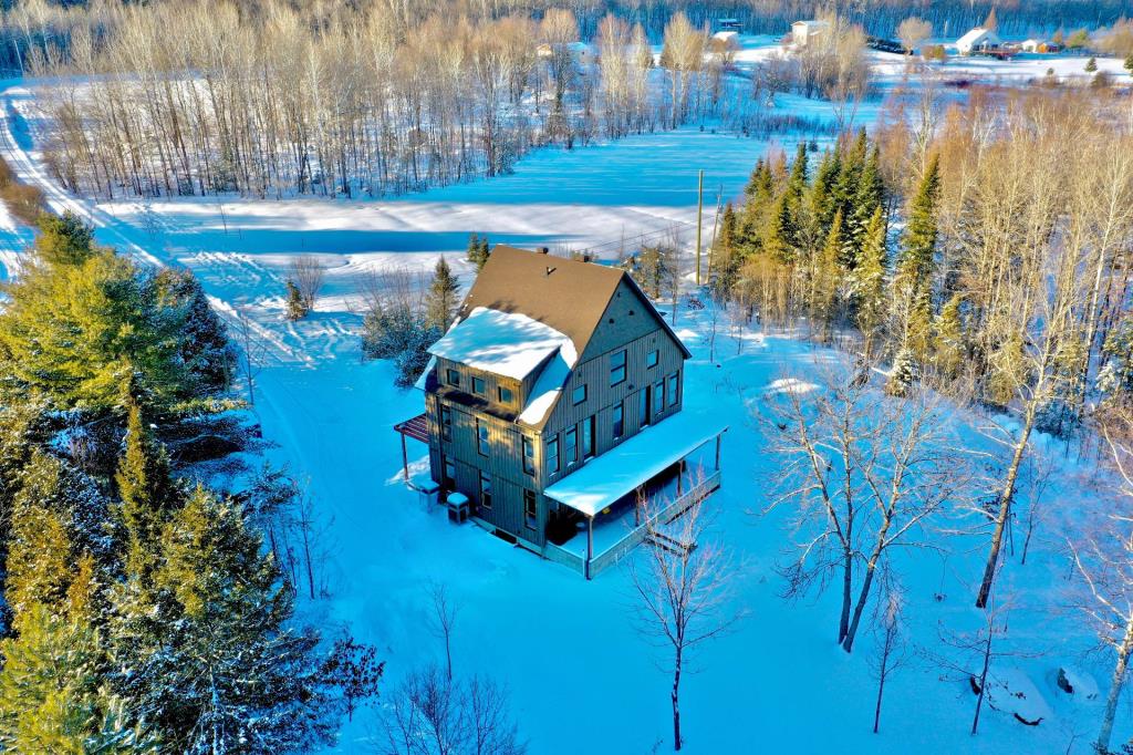 Splendide refuge blotti au creux de la forêt sur la rive d'un lac