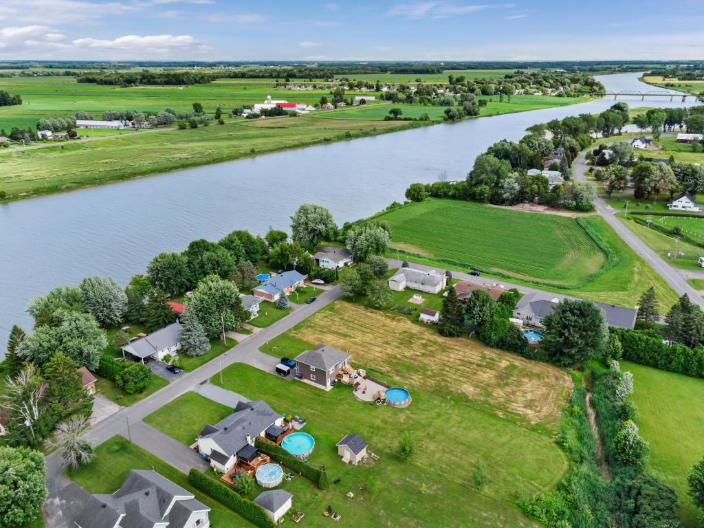 Superbe clés en main à bon prix sis sur un terrain de près de 30 000 pi²