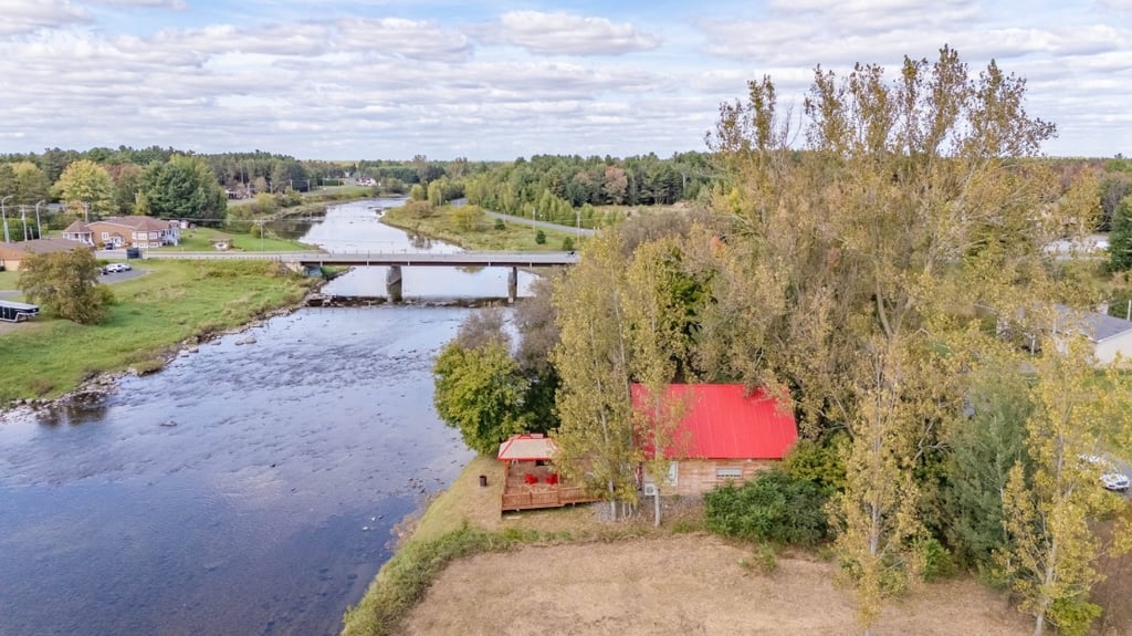 Un intérieur chaleureux et lumineux vous attend dans cette demeure riveraine