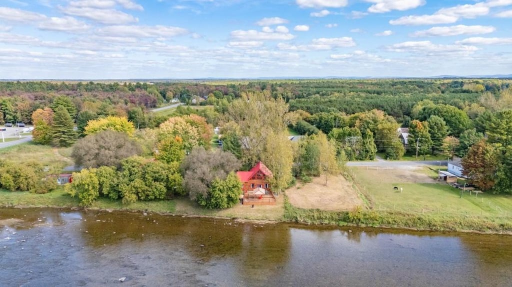 Un intérieur chaleureux et lumineux vous attend dans cette demeure riveraine