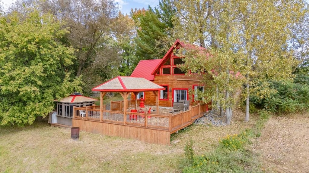 Un intérieur chaleureux et lumineux vous attend dans cette demeure riveraine