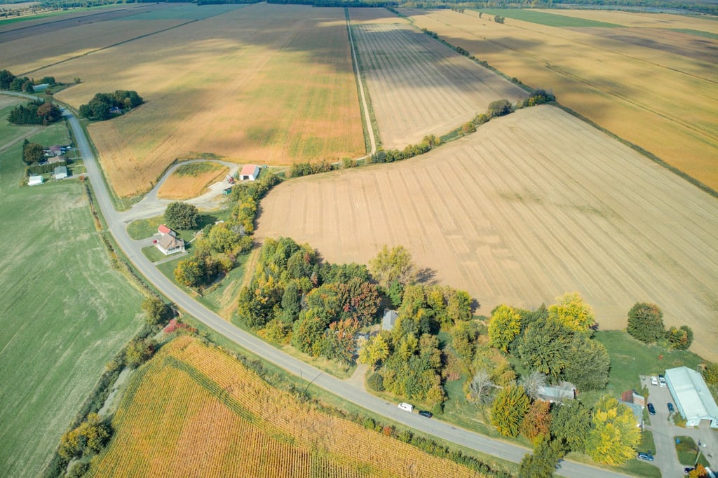 Ravissante centenaire campée dans un magnifique environnement bucolique