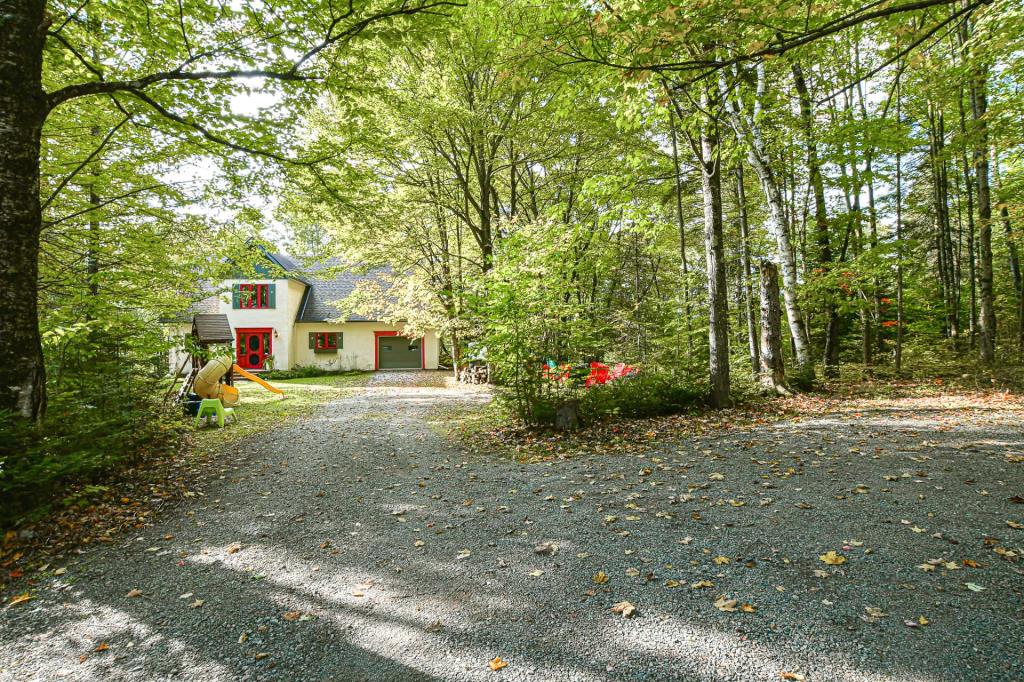 Maison au charme unique nichée dans un écrin boisé de 69 000 pi²