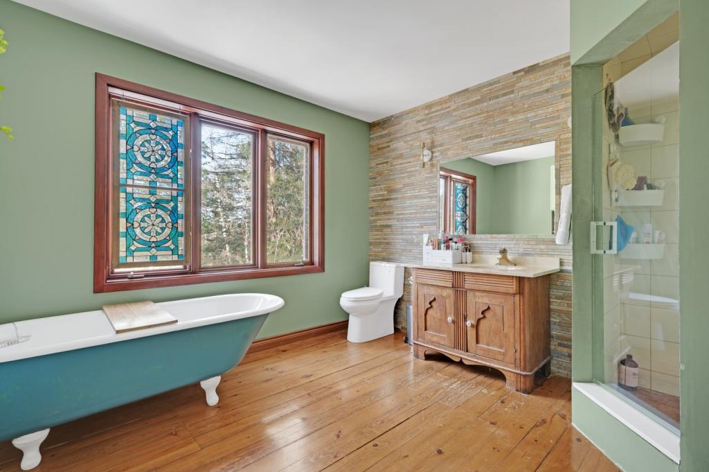 Maison au charme unique nichée dans un écrin boisé de 69 000 pi²