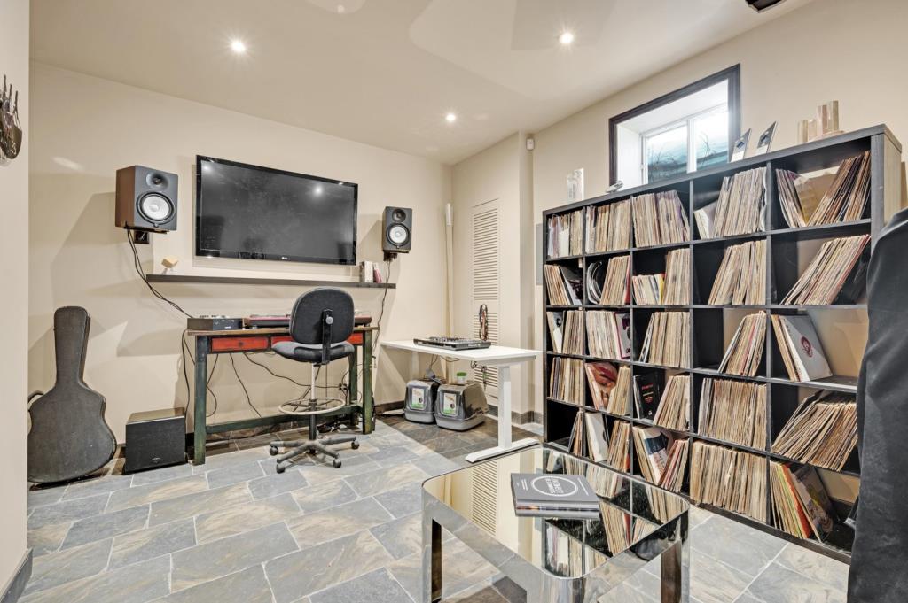 Maison au charme unique nichée dans un écrin boisé de 69 000 pi²