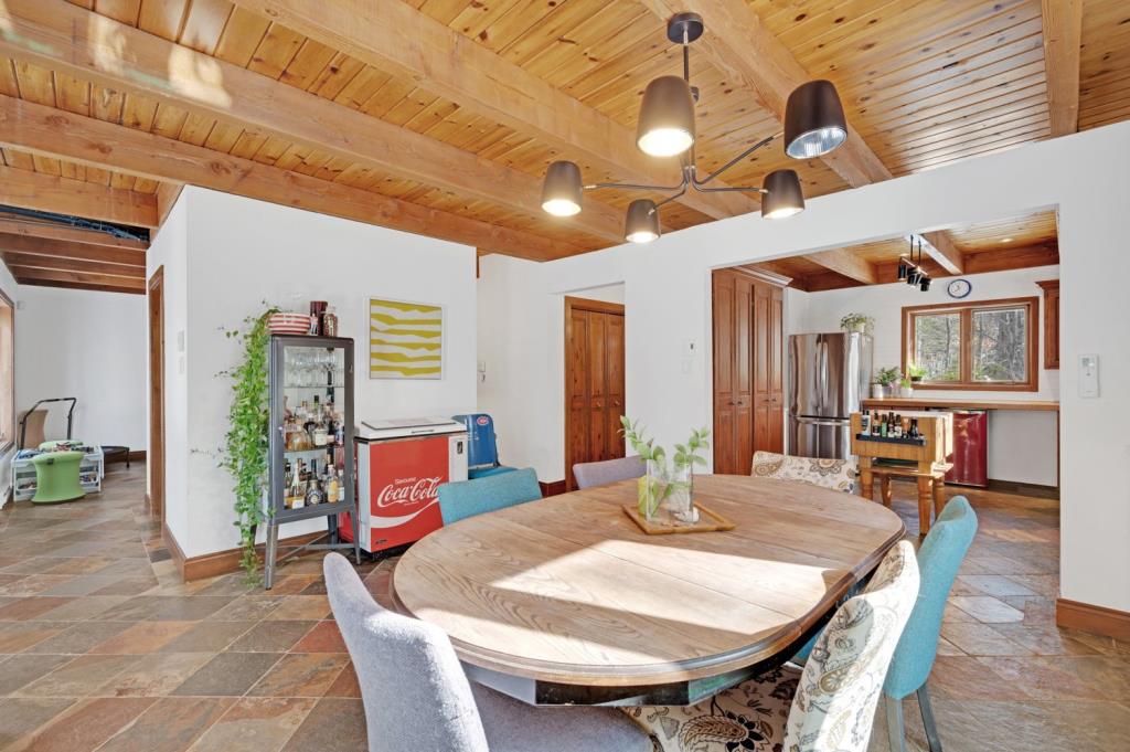Maison au charme unique nichée dans un écrin boisé de 69 000 pi²