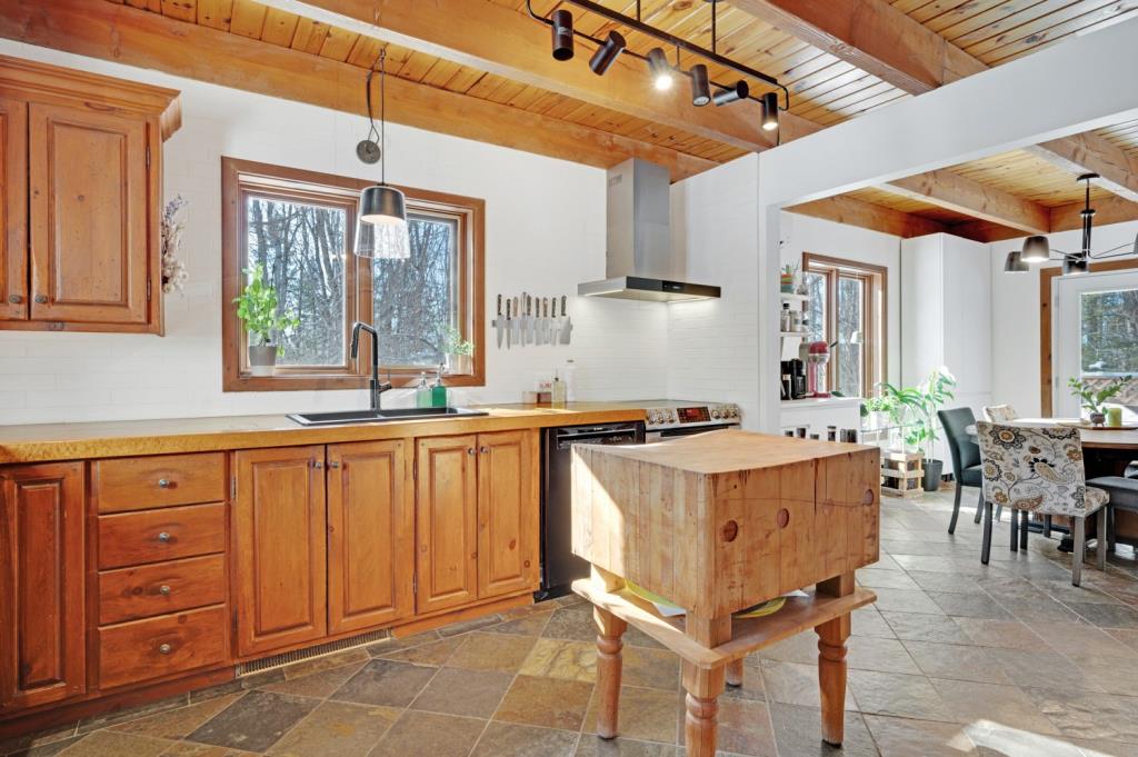 Maison au charme unique nichée dans un écrin boisé de 69 000 pi²