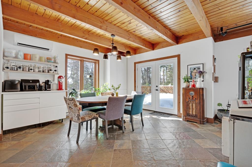 Maison au charme unique nichée dans un écrin boisé de 69 000 pi²