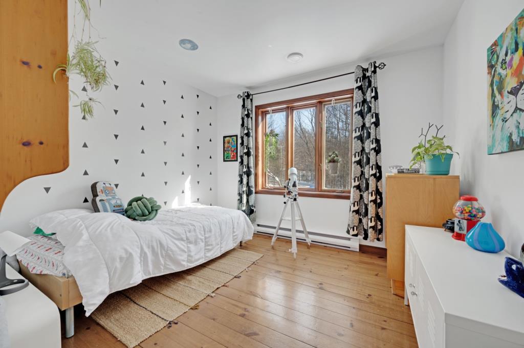 Maison au charme unique nichée dans un écrin boisé de 69 000 pi²